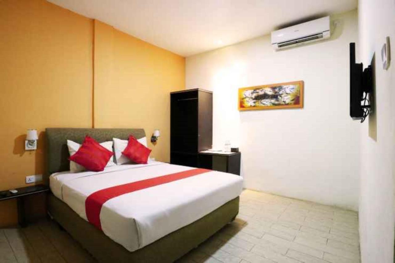 Blitz Hotel Batam Near Sultan Mahmud Ri'Ayat Shah Sekupang Ngoại thất bức ảnh