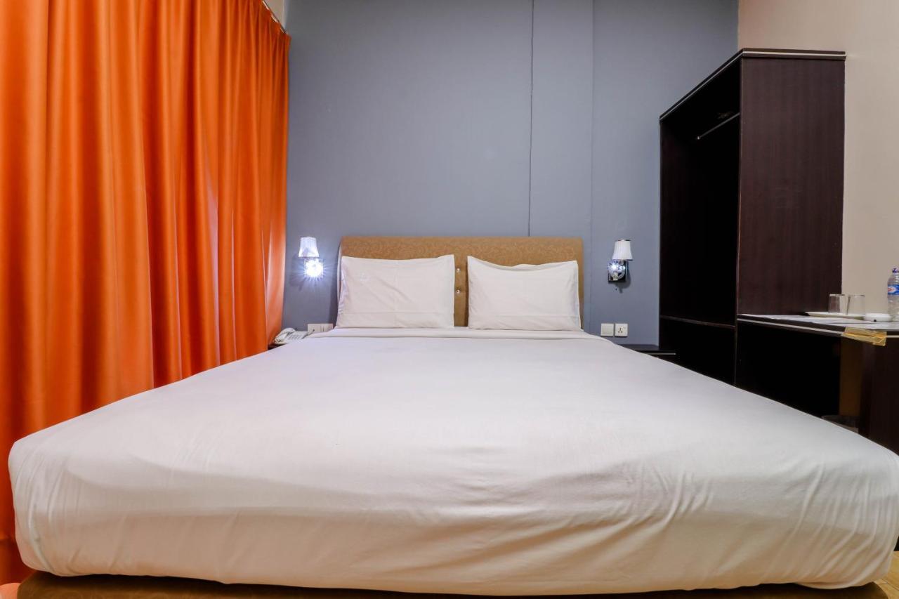 Blitz Hotel Batam Near Sultan Mahmud Ri'Ayat Shah Sekupang Ngoại thất bức ảnh