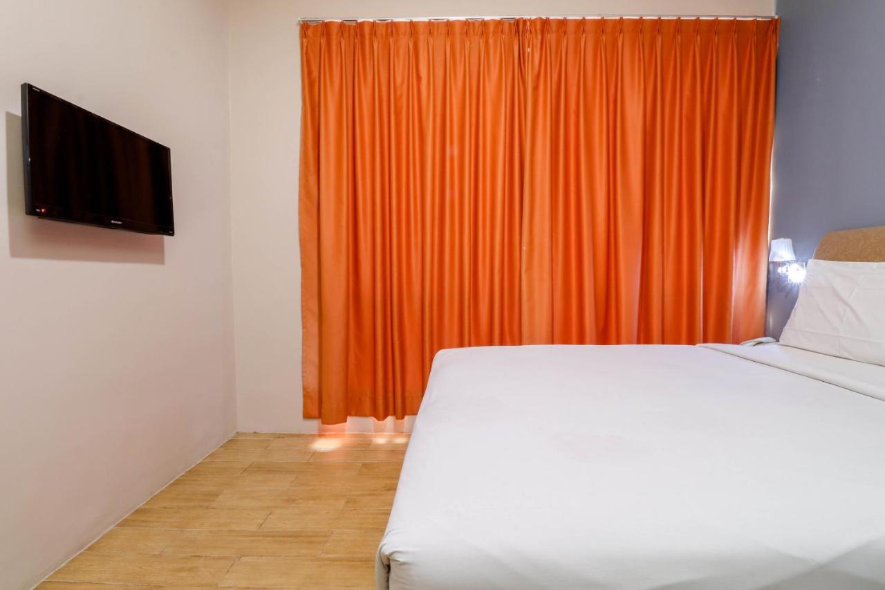 Blitz Hotel Batam Near Sultan Mahmud Ri'Ayat Shah Sekupang Ngoại thất bức ảnh