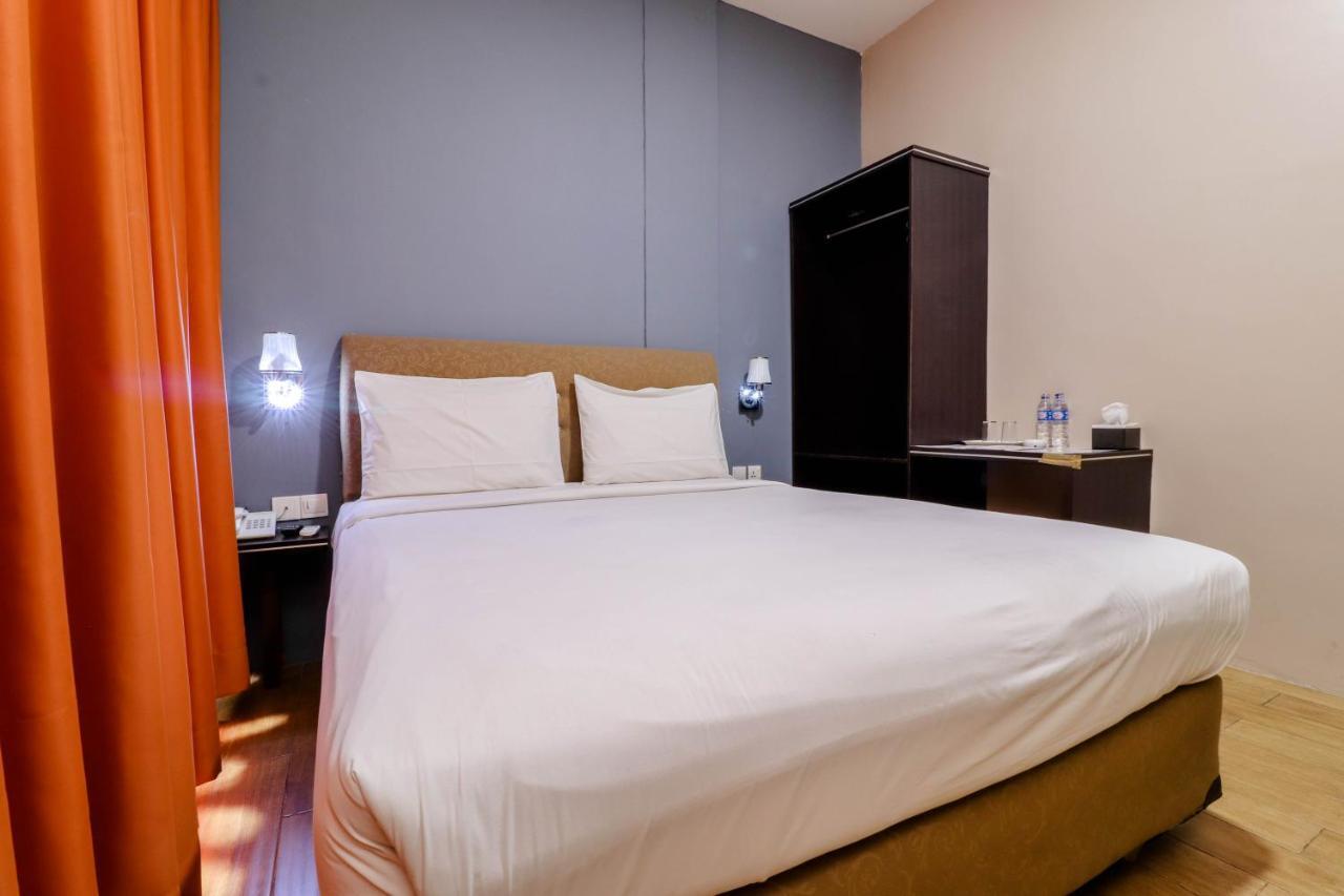 Blitz Hotel Batam Near Sultan Mahmud Ri'Ayat Shah Sekupang Ngoại thất bức ảnh