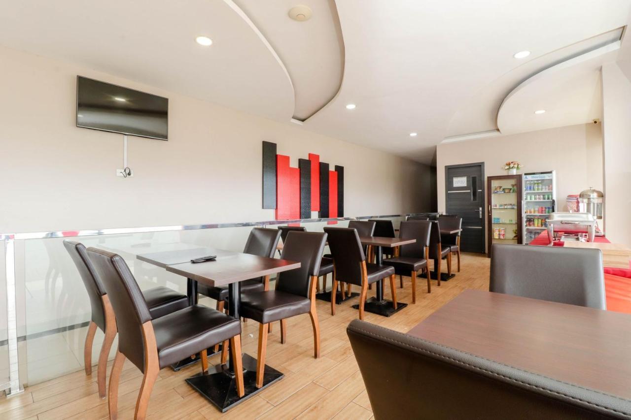 Blitz Hotel Batam Near Sultan Mahmud Ri'Ayat Shah Sekupang Ngoại thất bức ảnh