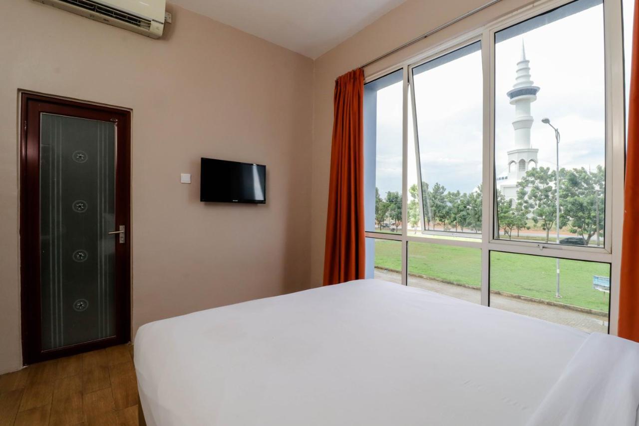 Blitz Hotel Batam Near Sultan Mahmud Ri'Ayat Shah Sekupang Ngoại thất bức ảnh